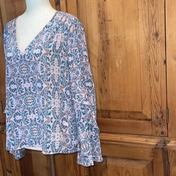 Nannette lepore pink & Blue Print 💯 Silk Blouse w/ Ruffle Sleeves Sz. MD - Picture 4 of 16